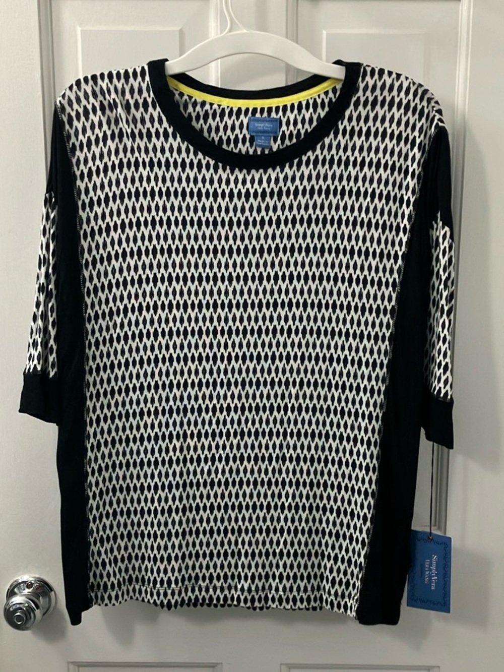NWT Simply Vera Wang Black and White Geometric women’s Top 3/4 sleeve size Small